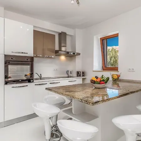 Four Bedroom Holiday In Pag بيت للعطل باغ