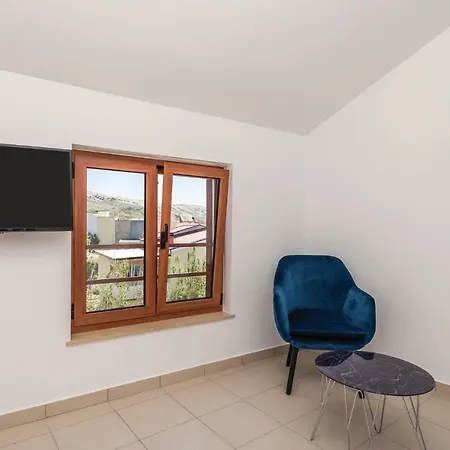 Four Bedroom Holiday In Pag بيت للعطل