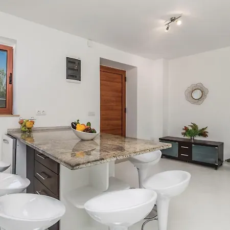 بيت للعطل Four Bedroom Holiday In Pag