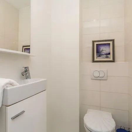 Four Bedroom Holiday In Pag *