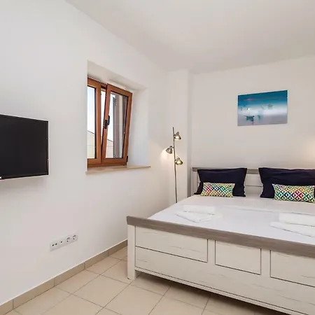 بيت للعطل Four Bedroom Holiday In Pag باغ