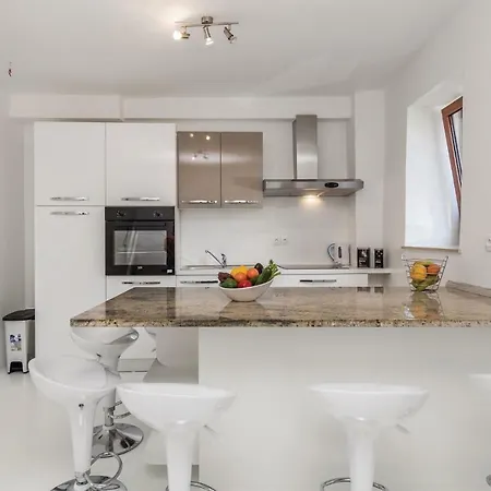 Four Bedroom Holiday In Pag باغ