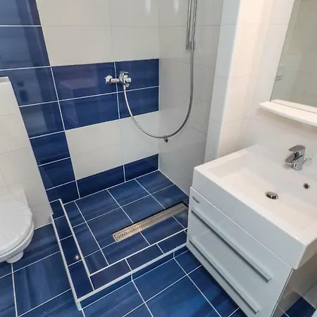 Four Bedroom Holiday In Pag باغ