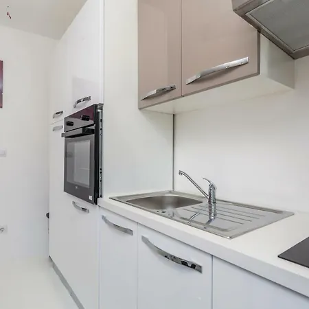 Four Bedroom Holiday In Pag بيت للعطل *
