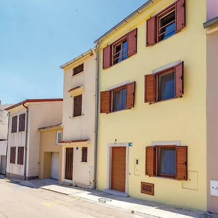 Four Bedroom Holiday In Pag باغ
