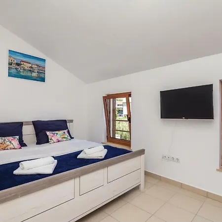 Four Bedroom Holiday In Pag بيت للعطل *