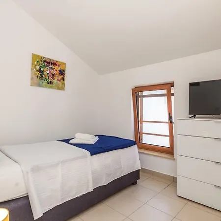 Four Bedroom Holiday In Pag *